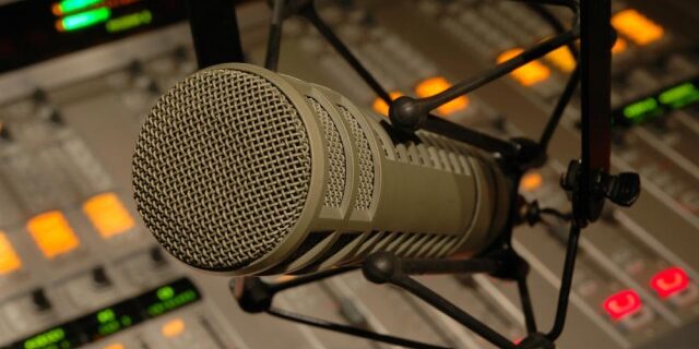 radio-microphone-640×360